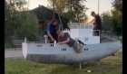 В Качуге пьяные мужчины повредили макет корабля на мемориале ради фото (Видео)