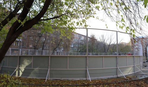 В Иркутске завершили первый этап реконструкции хоккейного корта на улице Пискунова