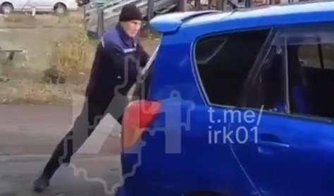 В Киренске возбудили уголовное дело против мужчины, повредившего автомобиль соседки арматурой из-за парковки (Видео)