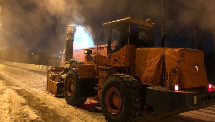 Во всех районах Иркутска круглосуточно очищают от снега улицы, мосты и путепроводы