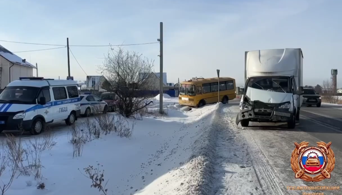 В Пивоварихе школьный автобус попал в ДТП