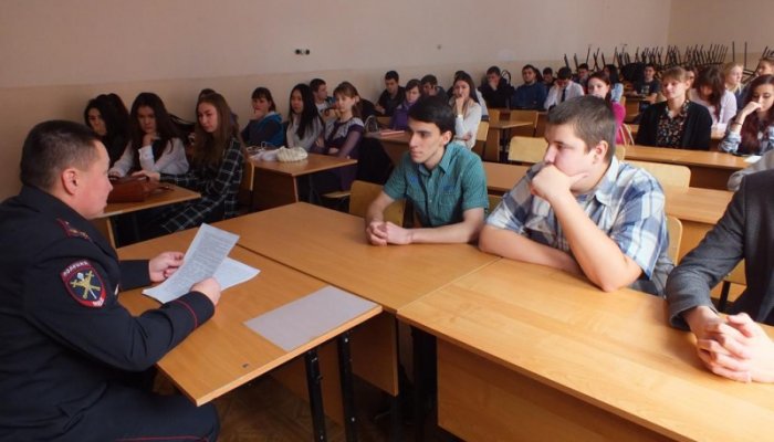 В Шелехове полицейские совместно с членами добровольной народной дружины и ветеранами встретились со студентами