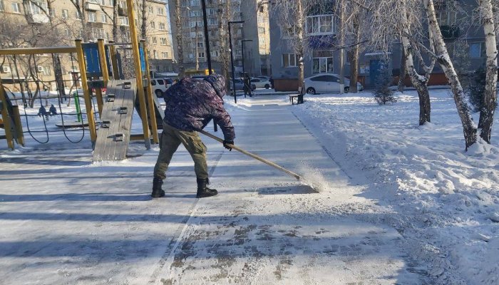 В иркутских скверах и парках ежедневно ведется уборка