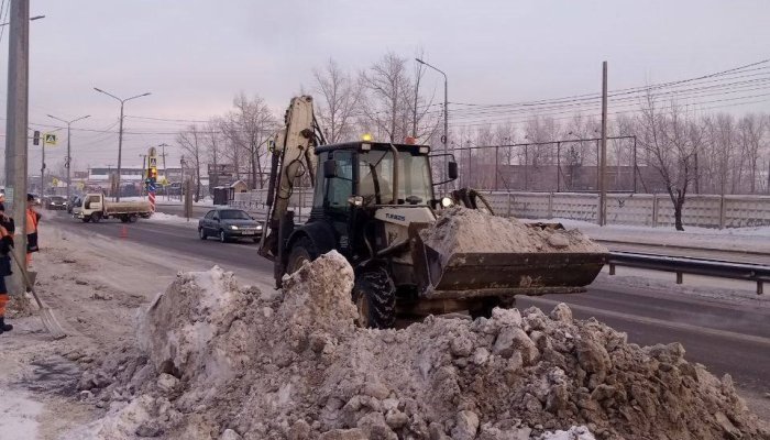 В Иркутске продолжается круглосуточная уборка снега и грейдирование дорог
