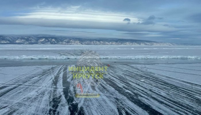 В районе Хужира на льду Байкала появилась большая трещина