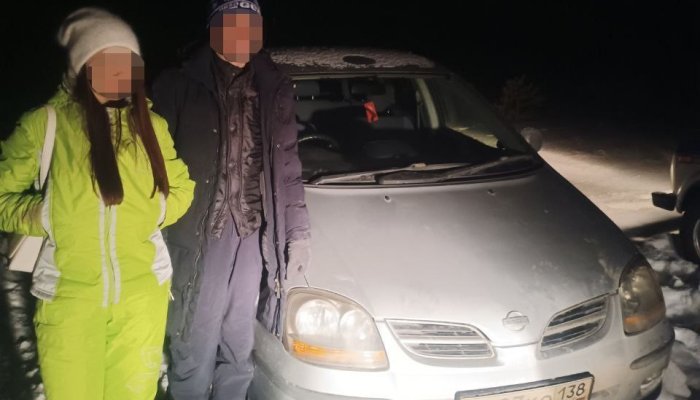 Автомобиль провалился в трещину на льду реки Ола