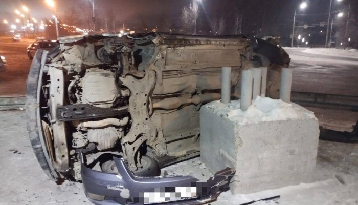 В Иркутске на Трактовой автомобиль врезался в ограждение и перевернулся