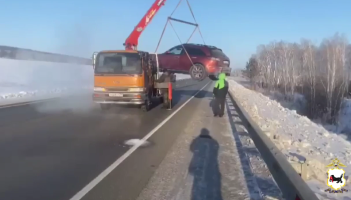 Полицейские помогли замерзающему водителю вблизи поселка Залари
