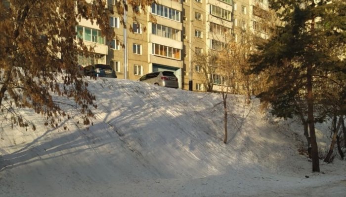 В Иркутске сносят стихийные горки