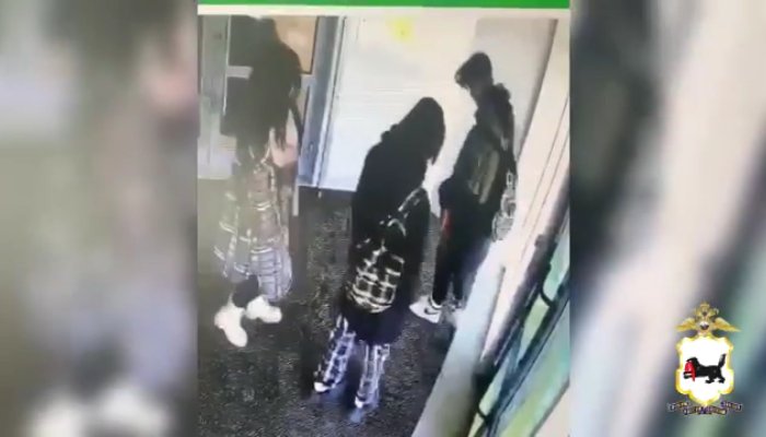 В Иркутске разыскивают людей, забравших кошелек пенсионерки