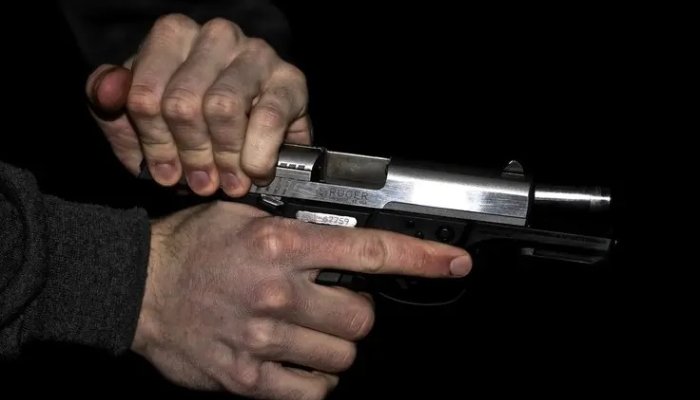 В Иркутске школьник угрожал пистолетом ученикам чужой школы