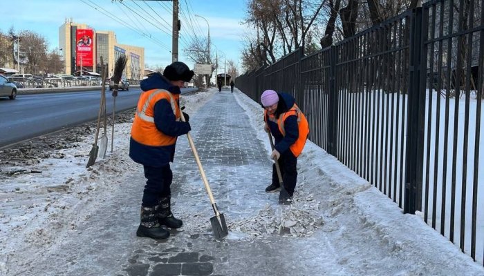 Дорожные службы убирают наледь и снежный накат во всех районах Иркутска