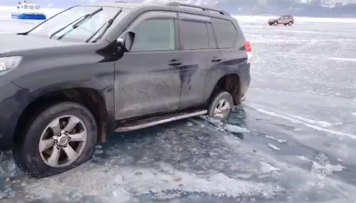 Два внедорожника провалились в трещины на льду Байкала (Видео)