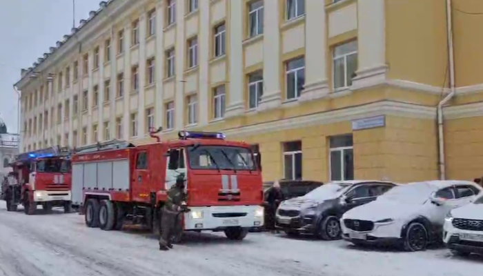 В Иркутске на Горького в кабинете административного здания произошел пожар