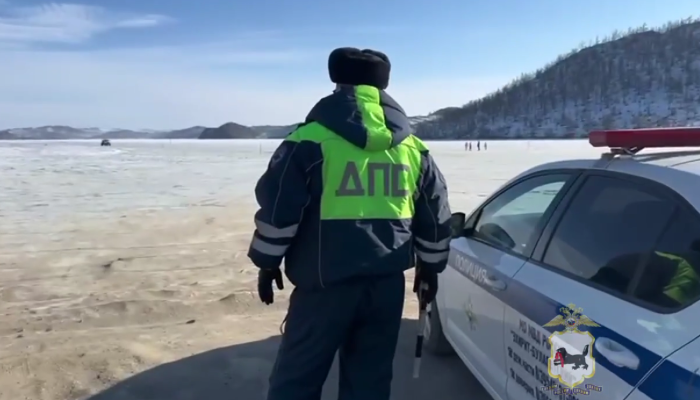 На Байкале сотрудники Госавтоинспекции патрулируют выезды на лед