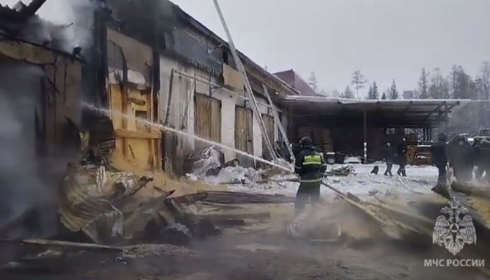 Гараж и восемь машин сгорели в поселке Магистральном