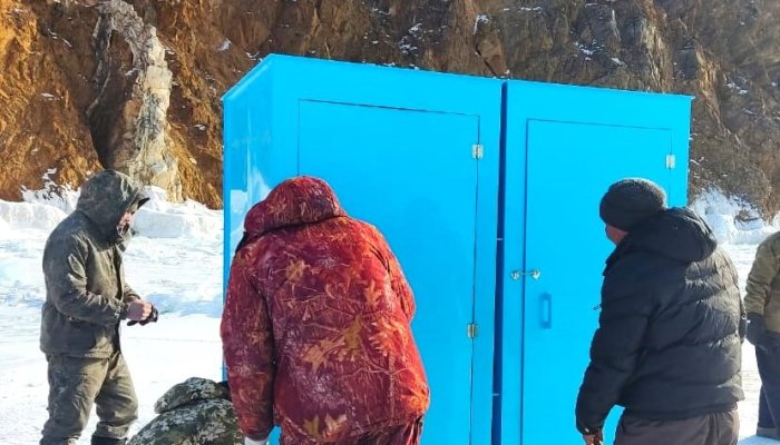 В Прибайкальском нацпарке на льду установили туалеты