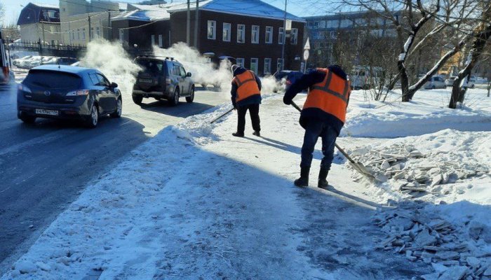 Во всех районах Иркутска устраняют наледь на тротуарах
