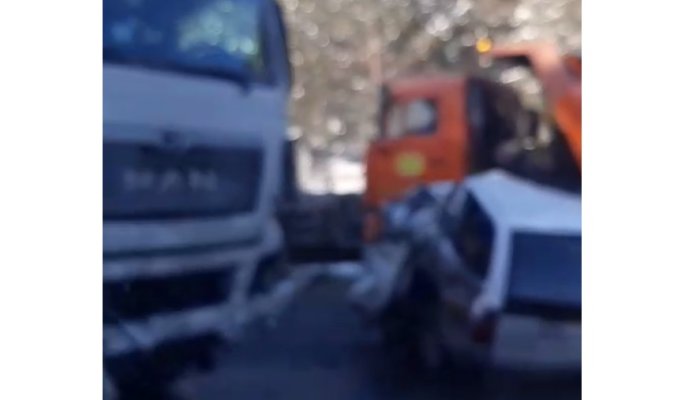 На Култукском тракте столкнулись фура и легковушка