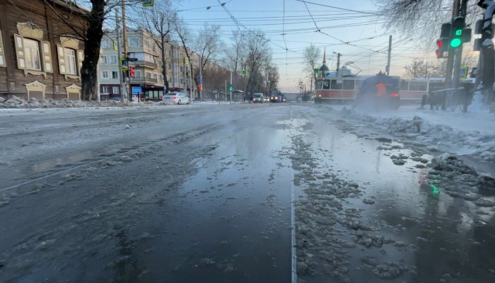 21 единица техники и 40 человек устраняют коммунальную аварию