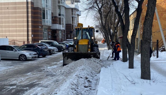 В Иркутске продолжают расчищать от снега дороги и тротуары