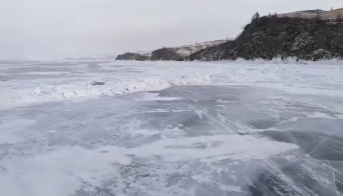 На льду Байкала образовался разлом в районе Малого Моря