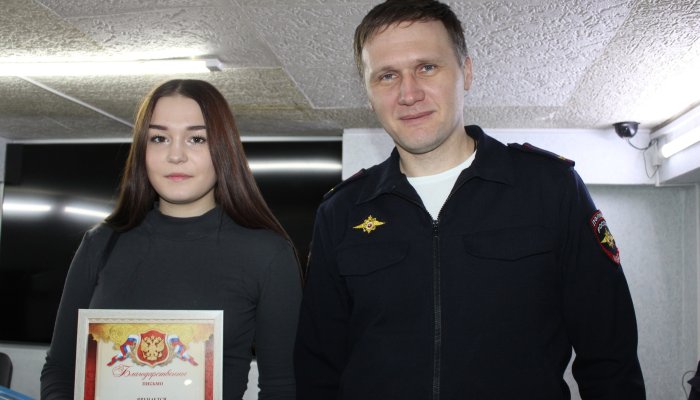В Шелехове школьница помогла женщине вернуть телефон