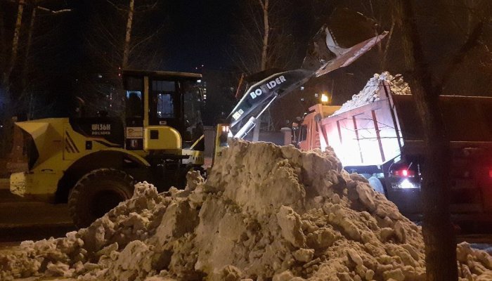 В Иркутске продолжает очистка улиц от снега