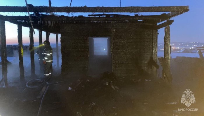 Два человека погибли на пожаре в Урике