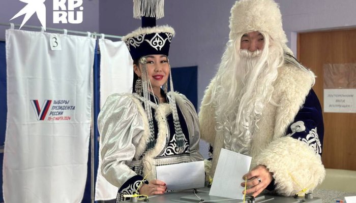 Бурятские Дед Мороз и Снегурочка проголосовали на выборах в Иркутской области
