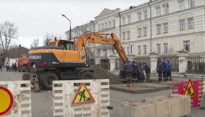 Сотрудники МУП «Водоканал» меняют трубы водоснабжения на бульваре Гагарина