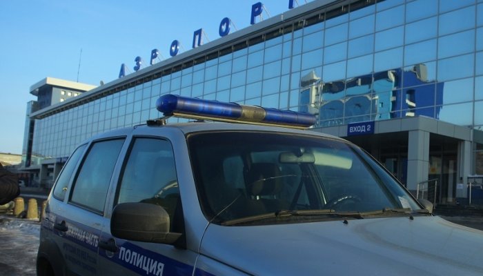 Иностранец пытался дать взятку в аэропорту Иркутска