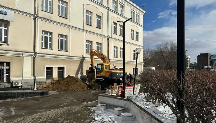 На бульваре Гагарина в Иркутске заменяют аварийную трубу водоснабжения