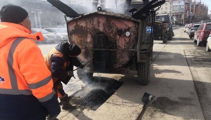 В Иркутске продолжается ямочный ремонт