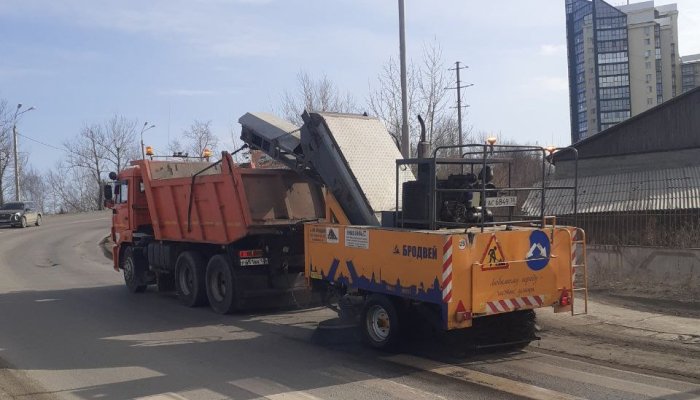Более 130 рабочих вышли на уборку улиц Иркутска