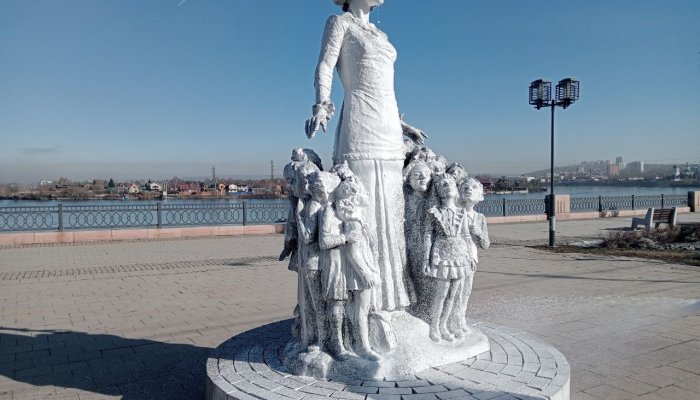 В Иркутске приступили к мытью памятников и арт-объектов