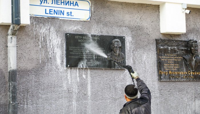 В Иркутске отмоют более 150 памятников и мемориальных досок