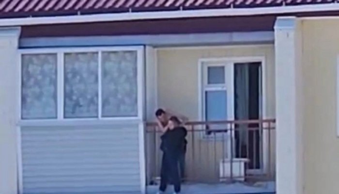 В Братске полиция задержала мужчину, запершего жену на балконе
