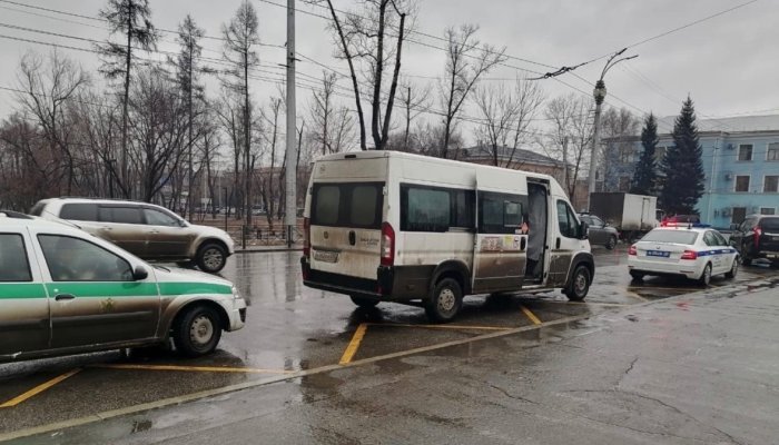 В Иркутске за неуплату долгов у владельца изъяли маршрутку