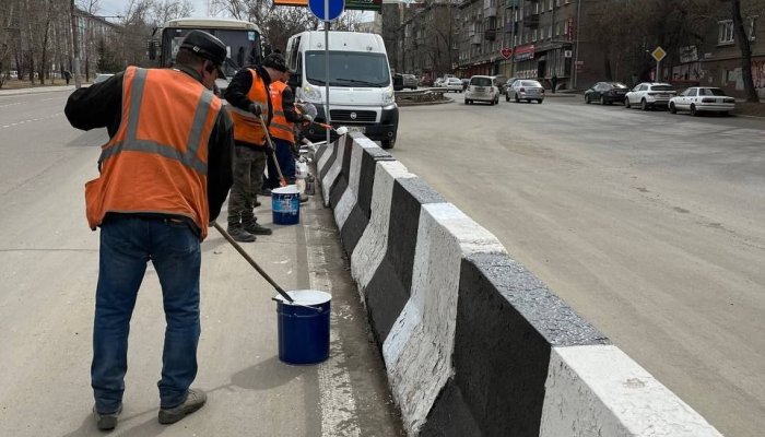 В Иркутске начали окрашивать дорожные ограждения