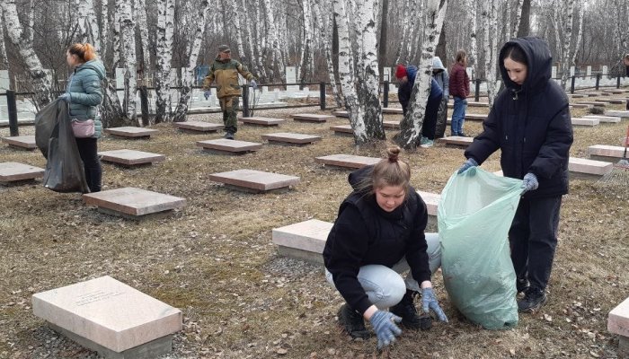 В Иркутске на территории Русско-Амурского мемориального комплекса прошел субботник