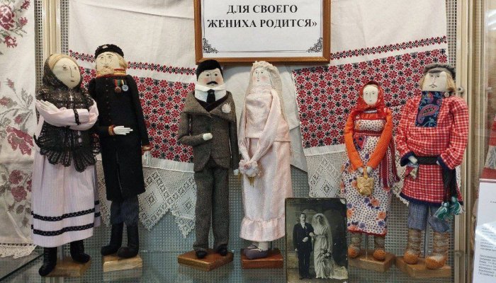 В Иркутске открылась выставка «Российская свадьба в куклах»