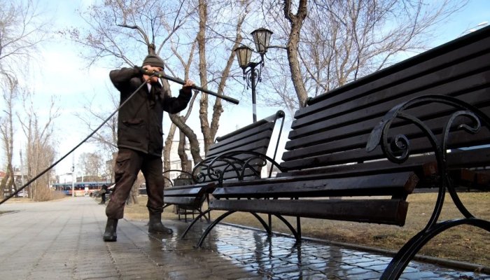 В Иркутске моют и красят малые архитектурные формы