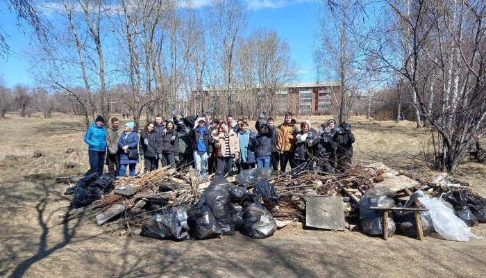 Более 200 человек участвовали в субботнике на территории сада Томсона в Иркутске