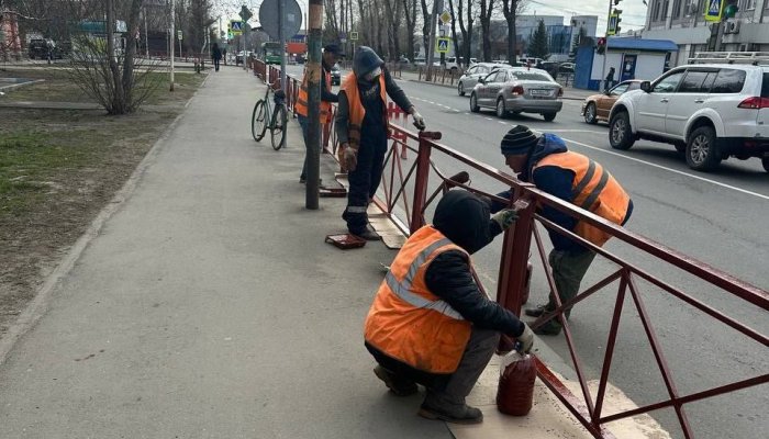 В Иркутске продолжается покраска ограждений