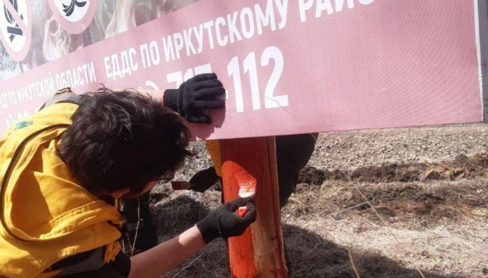 Вдоль дорог Приангарья устанавливают противопожарные аншлаги и баннеры