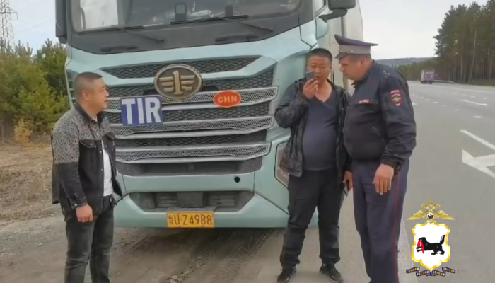 В Шелехове полицейский помог дальнобойщикам из Китая добраться до Москвы