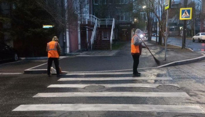 В Иркутске продолжают убирать улицы