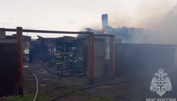 Дом, баня и магазин сгорели в Хомутово