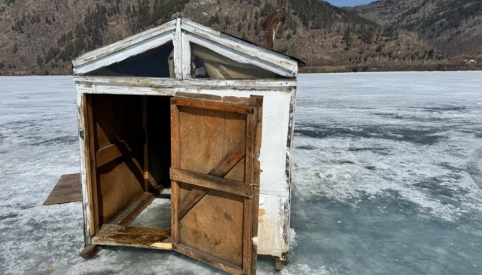 На Байкале задержали браконьера, добывающего голомянку